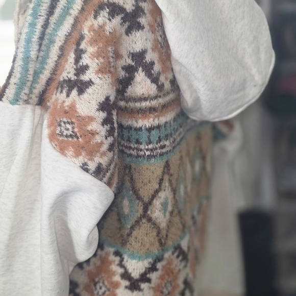 Hooded Sweater with Geometric Pattern - Picture 3 of 7